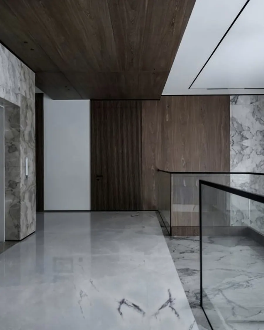 Arquitectura contemporánea con mármol y madera