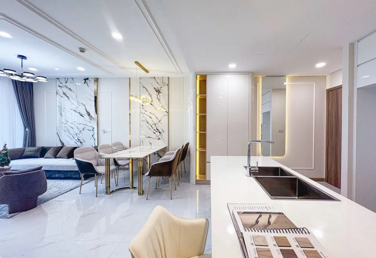 Interior residencial contemporáneo con acabados de mármol y madera